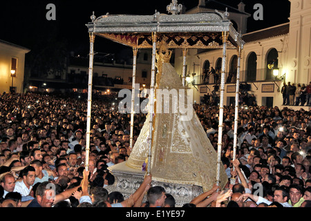 Des milliers de personnes se rassemblent pour toucher la Vierge d'El Rocío durant la Romeria processionin Rocio dans la province de Huelva, Andalousie Banque D'Images