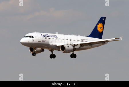 Avion de ligne Airbus A320-200 de la Lufthansa, entrée en terre à l'aéroport international de Düsseldorf, Allemagne. Banque D'Images
