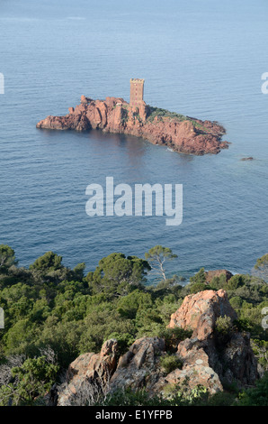 L'île d'Or ou Golden Island au large du Cap Dramont Agay près de Saint Raphaël ou Saint Raphael Var Côte d'Azur French Riviera France Banque D'Images