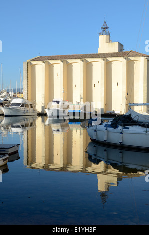 Église Saint François reflétée dans le port ou le port Port Grimaud Var Côte d'Azur France Banque D'Images