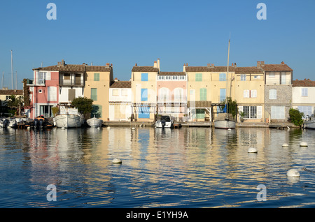 Maisons au bord de l'eau ou au bord de l'eau dans le port de plaisance ou sur le port de Port Grimaud Resort Ville Var Côte d'Azur Sud de la France Banque D'Images