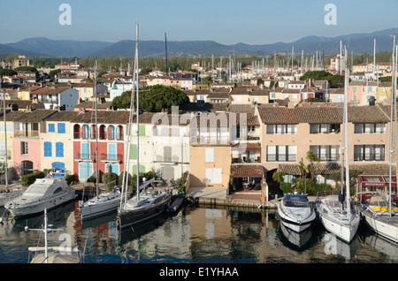 Vue aérienne ou High-Angle Vue sur les yachts et les maisons au bord de l'eau à Port Grimaud Resort Ville Var Côte d'Azur Provence France Banque D'Images