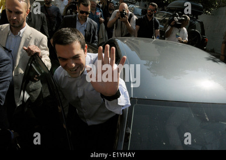 Alexis Tsipras, leader de l'aile gauche de la Coalition de la gauche radicale (SYRIZA) partie laisse un bureau de vote . Banque D'Images