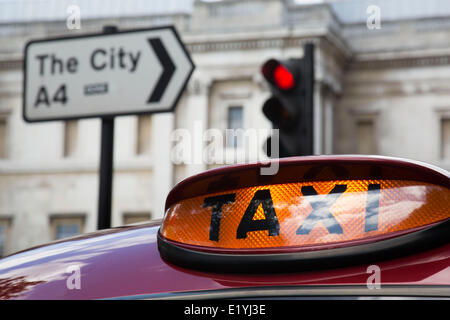 Londres, Royaume-Uni..11 juin 2014. Les chauffeurs de taxi noir protester contre un service de taxi app Uber, apporte le centre de Londres jusqu'à l'arrêt. Rejoint dans de nombreux numéros en noir l'avenir les chauffeurs de taxi sur les cyclomoteurs actuellement "la connaissance". Chauffeurs de Londres a souligné qu'ils n'avaient aucun problème avec Uber, seulement avec Transport for London pour ne pas appliquer la législation actuelle. Crédit : Michael Kemp/Alamy Live News Banque D'Images