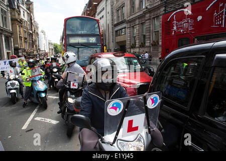 Londres, Royaume-Uni..11 juin 2014. Les chauffeurs de taxi noir protester contre un service de taxi app Uber, Whitehall amène dans le centre de Londres jusqu'à l'arrêt. Rejoint dans de nombreux numéros en noir l'avenir les chauffeurs de taxi sur les cyclomoteurs actuellement "la connaissance". Chauffeurs de Londres a souligné qu'ils n'avaient aucun problème avec Uber, seulement avec Transport for London pour ne pas appliquer la législation actuelle. Crédit : Michael Kemp/Alamy Live News Banque D'Images