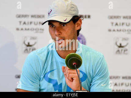 Halle, Westphalie, Allemagne. 11 juin 2014. Rafael Nadal de l'Espagne prend la parole lors d'une conférence de presse au tournoi de tennis ATP à Halle (Westphalie), Allemagne, 11 juin 2014. Photo : CHRISTIAN WEISCHE/dpa/Alamy Live News Banque D'Images