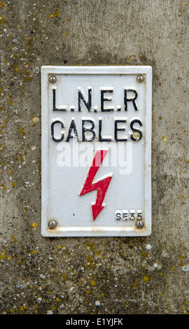 London North Eastern Railway signe de câbles électriques. Banque D'Images