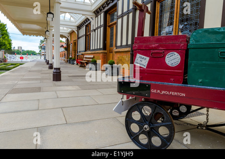 Remorque bagages ferroviaire sur la plate-forme à la gare désaffectée à Wolferton à Norfolk, en Angleterre. Banque D'Images