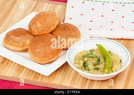 Frits délicieux poori (puri) servi avec pommes de terre épicées curry oignon (saagu). Banque D'Images