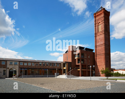 Vue de la tour fonctionne, Leeds depuis le parking côté avec une tour à gauche. Banque D'Images