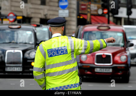 Londres, Royaume-Uni. 11 juin 2014. Quelque 12 000 chauffeurs de taxi de Londres protester contre la nouvelle application pour smartphone "Uber" qui aide les gens à commander les taxis, mais les pilotes disent est illégale. Trafalgar Square Banque D'Images