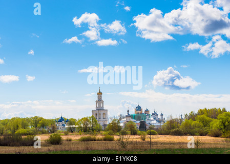 Beaux nuages sur le monastère de Novgorod Banque D'Images