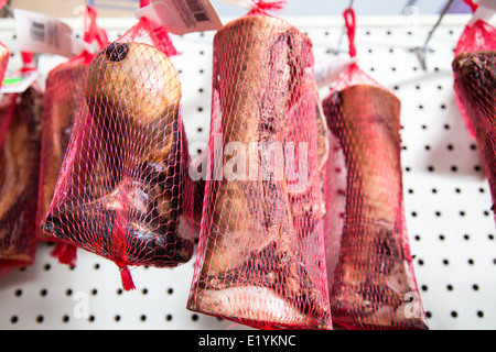 Un assortiment d'os de chien fumé accrocher sur l'étagère à vendre dans le magasin pour animaux de compagnie Banque D'Images