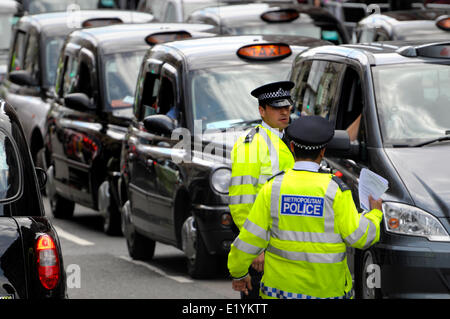 Quelque 12 000 chauffeurs de taxi de Londres protester contre la nouvelle application pour smartphone "Uber" qui aide les gens à commander les taxis, mais les pilotes disent est illégale. Whitehall dans l'impasse. Londres, Royaume-Uni. 11 juin 2014. Banque D'Images