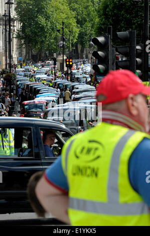 Londres, Royaume-Uni. 11 juin 2014. Quelque 12 000 chauffeurs de taxi de Londres protester contre la nouvelle application pour smartphone "Uber" qui aide les gens à commander les taxis, mais les pilotes disent est illégale. Banque D'Images