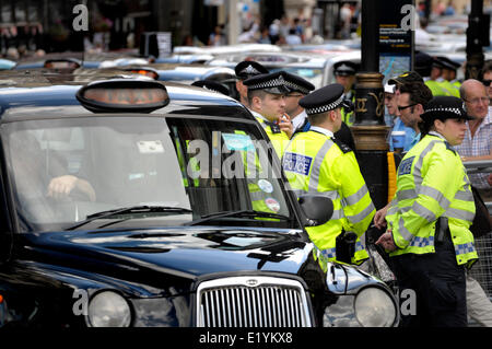 Londres, Royaume-Uni. 11 juin 2014. Quelque 12 000 chauffeurs de taxi de Londres protester contre la nouvelle application pour smartphone "Uber" qui aide les gens à commander les taxis, mais les pilotes disent est illégale. Banque D'Images