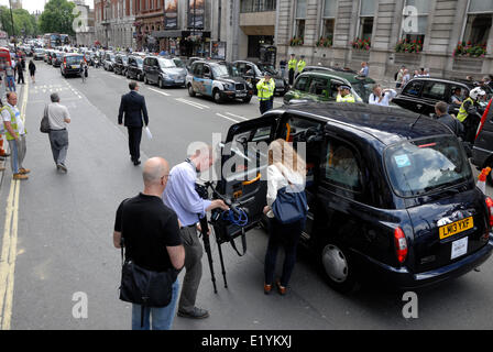 Londres, Royaume-Uni. 11 juin 2014. Quelque 12 000 chauffeurs de taxi de Londres protester contre la nouvelle application pour smartphone "Uber" qui aide les gens à commander les taxis, mais les pilotes disent est illégale. Pas de problème pour trouver un taxi aujourd'hui Banque D'Images