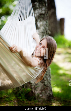 Young woman relaxing in hammock Banque D'Images