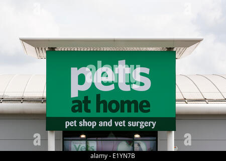 CHIPPENHAM, UK, 11 juin, 2014. L'affichage à un Pets at Home store à Chippenham, Wiltshire. Le 12 juin, la société va annoncer c'est pour la première fois depuis qu'elle est devenue une société cotée. Credit : lynchpics/Alamy Live News Banque D'Images
