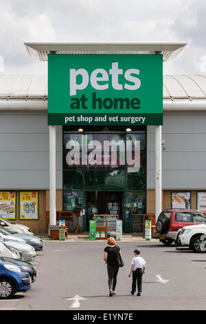 CHIPPENHAM, UK, 11 juin, 2014. Les clients sont vus marcher vers un Pets at Home store à Chippenham, Wiltshire. Le 12 juin, la société va annoncer c'est pour la première fois depuis qu'elle est devenue une société cotée. Credit : lynchpics/Alamy Live News Banque D'Images