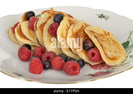 Crêpes maison avec les baies fraîches Banque D'Images