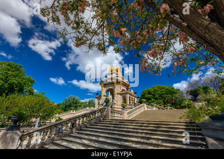 Le Cascada monument avec arbre fleurissant au Parc de la Ciutadella ou le parc de la Ciutadella, Barcelone, Catalogne, Espagne Banque D'Images