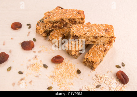 Barre de céréales faites avec de l'orge et le quinoa biologique avec des abricots (6 de 9) Banque D'Images