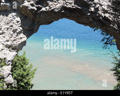 En regardant les eaux claires à travers Arch Rock sur l'île Mackinac. Banque D'Images