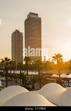 Dans Barceloneta gratte-ciels au coucher du soleil. Banque D'Images