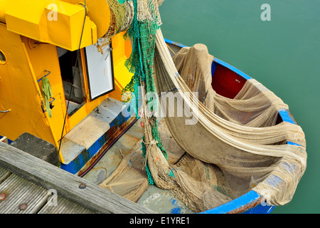 Bateau de pêche de crevettes de la mer du Nord près de moustiquaires Banque D'Images