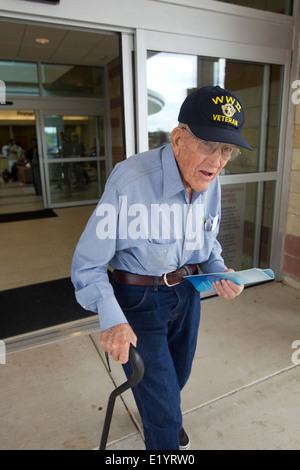 Ancien combattant de la Seconde Guerre mondiale à partir de la central Texas quitte le hall d'une nouvelle clinique de l'Administration des Vétérans à Austin, TX Banque D'Images