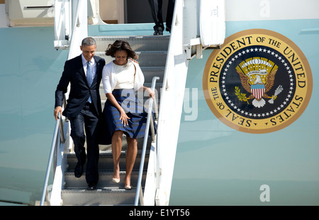 Le président Barack Obama et Première Dame Michelle Obama arrive à un aéroport venteux Austin TX Banque D'Images