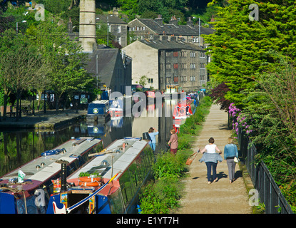 Narrowboats sur le canal de Rochdale à Hebden Bridge Calderdale, West Yorkshire, England, UK Banque D'Images