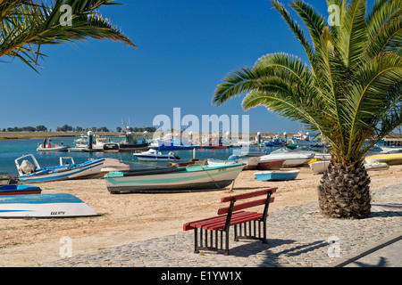 Le Portugal, l'Algarve, Santa Luzia de bateaux de pêche et de village, près de Tavira Banque D'Images