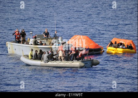 Sauvetage des marins de la Marine américaine des réfugiés de six petits bateaux jusqu'à la frégate lance-missiles USS Elrod après avoir reçu un appel à l'aide de la patrouille maritime italienne le 6 juin 2014 dans la mer Méditerranée. Plus de 300 réfugiés d'Afrique ont été sauvés et transférés au gouvernement de Malte après avoir été donné de la nourriture et l'eau. Banque D'Images