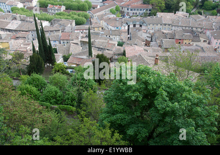 Donnant sur le pittoresque brouillées toits de la vieille ville historique ville de Crest, d'un point de vue sur les murs du château. La Drôme, France. Banque D'Images