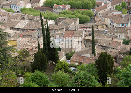 Donnant sur le pittoresque brouillées toits de la vieille ville historique ville de Crest, d'un point de vue sur les murs du château. La Drôme, France. Banque D'Images