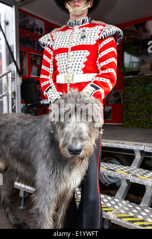 Garde côtière irlandaise en uniforme de cérémonie avec mascotte chien lévrier irlandais Irlande du Nord Banque D'Images