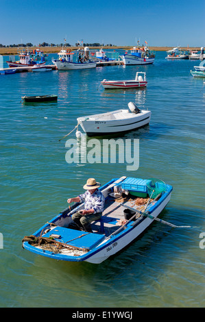 Le Portugal, l'Algarve, Santa Luzia de bateaux de pêche et de village, près de Tavira Banque D'Images