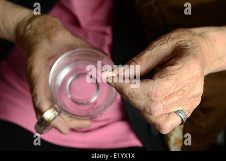 Les statines, statine, vieille dame utilise une statine Banque D'Images