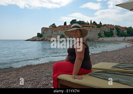 Portrait de jeune femme à l'arrière-plan, l'îlot de Sveti Stefan Monténégro. Banque D'Images