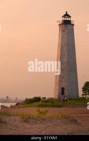 Coucher de soleil sur le phare de fichier Mile à New Haven, Connecticut. Banque D'Images