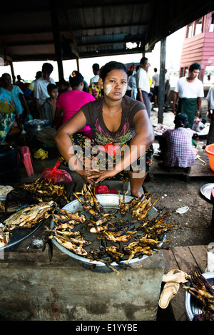 Le quartier animé de marché aux poissons de SIttwe, l'État de Rakhine. Banque D'Images