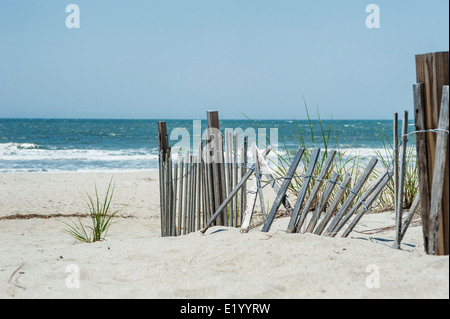 Clôture cassée sur une plage près de l'océan Banque D'Images