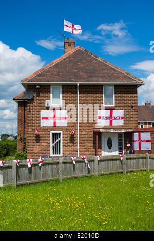 Chambre décorée avec des drapeaux et banderoles à l'Angleterre avant la coupe du monde de football de 2014. Middlesbrough, Angleterre, RU Banque D'Images