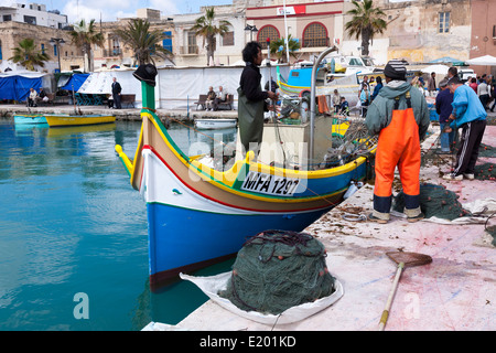 Bateaux de pêche en bois dans le port de Marsaxlokk, Malte, Banque D'Images