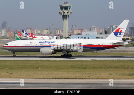 Malaysia Airlines Boeing 777-200 avec l'enregistrement 9M-MRP décolle à l'Aéroport International Atatürk d'Istanbul en Turquie. Banque D'Images