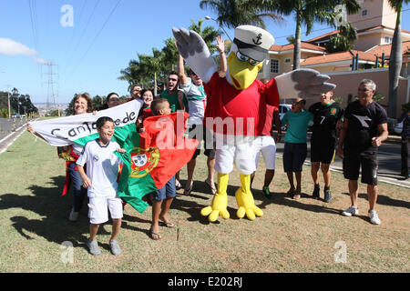 Sao Paulo, Brésil. 11 Juin, 2014. Foule devant l'Hôtel Royal Palm Plaza à Campinas, intérieur de Sao Paulo, Brésil, en attendant l'arrivée de l'équipe nationale de football portugais, choisie pour être le siège de l'équipe lors de la Coupe du Monde 2014. Dpa : Crédit photo alliance/Alamy Live News Banque D'Images