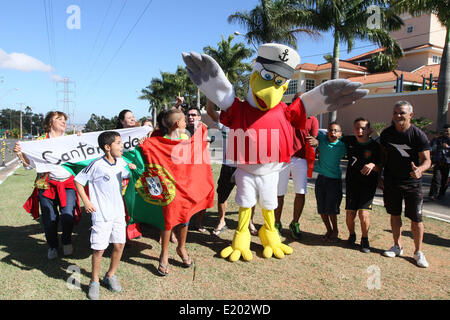 Sao Paulo, Brésil. 11 Juin, 2014. Foule devant l'Hôtel Royal Palm Plaza à Campinas, intérieur de Sao Paulo, Brésil, en attendant l'arrivée de l'équipe nationale de football portugais, choisie pour être le siège de l'équipe lors de la Coupe du Monde 2014. Dpa : Crédit photo alliance/Alamy Live News Banque D'Images