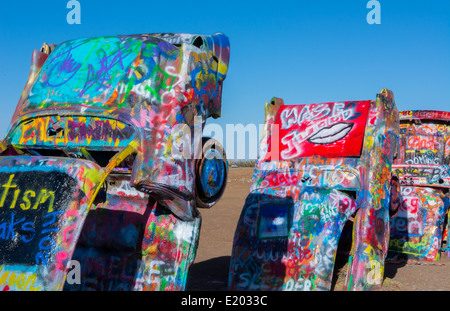 Amarillo Texas célèbre Cadillac Ranch au large de la Route 66 aspect graphique à l'ancienne buiried Cadillacs à la masse sur le Rt 66 Banque D'Images
